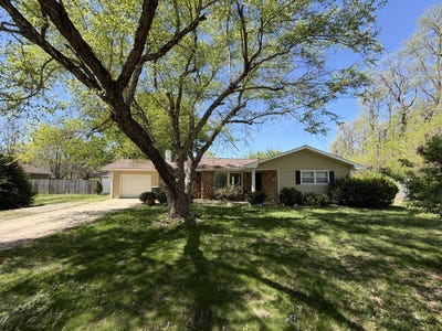 /international/us/2100-ironwood-lane-charleston-il-110107479677/
