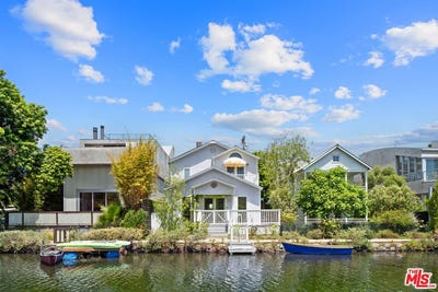/international/us/411-linnie-canal-venice-ca-110108875597/
