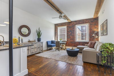 /international/us/2-main-street-biddeford-me-110107401843/