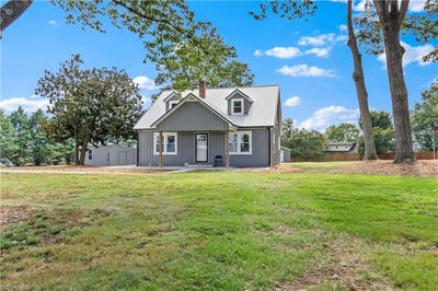 /international/us/4752-w-old-us-highway-421-hamptonville-nc-110110237963/