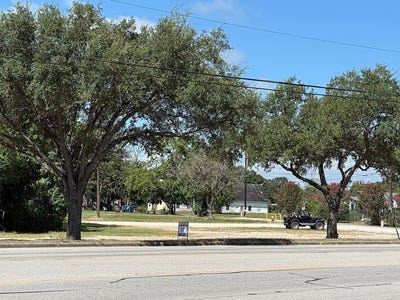 /international/us/200-south-lake-avenue-eagle-lake-tx-110102580343/