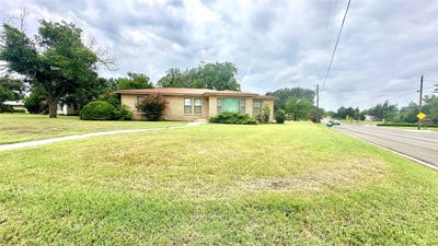 /international/us/1611-live-oak-street-goldthwaite-tx-110103625480/