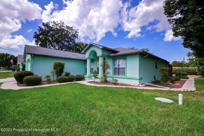 /international/us/8513-beach-road-spring-hill-fl-110105634873/