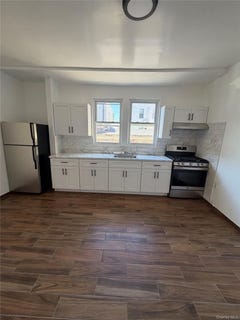 /international/us/1332-130th-street-college-point-ny-110108540254/