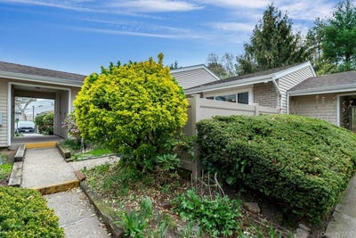 /international/us/210-springmeadow-drive-holbrook-ny-110107377122/