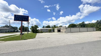 /international/us/1381-e-main-street-edmore-mi-110105840341/