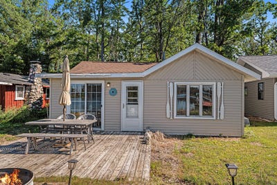/international/us/1935-five-lakes-road-gaylord-mi-110101047930/
