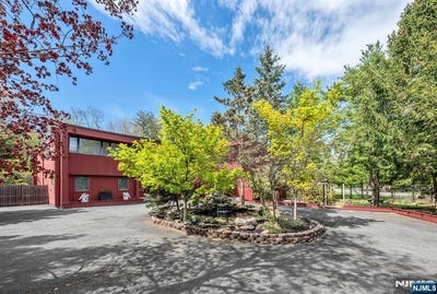 /international/us/84-bogerts-mill-road-harrington-park-nj-110107778198/
