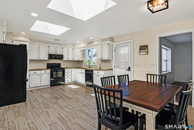/international/us/8-woodchuck-court-norwalk-ct-110108576804/