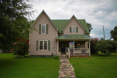 /international/us/102-e-main-street-gleason-tn-110119666929/