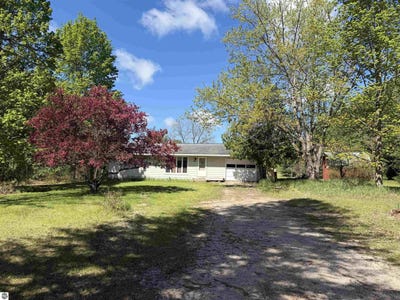 /international/us/6296-reynolds-road-lake-ann-mi-110108268889/