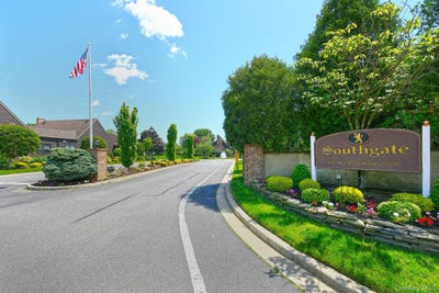 /international/us/161-southgate-drive-massapequa-park-ny-110108497473/