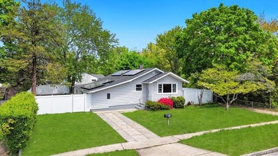 /international/us/59-e-elm-street-central-islip-ny-110108089937/