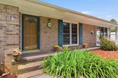 /international/us/136-country-club-road-gaffney-sc-110108655694/