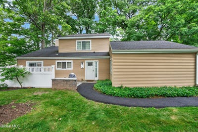 /international/us/18-willow-drive-delmar-ny-110109139241/