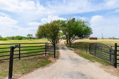 /international/us/1001-gravel-pit-rd-taylor-tx-110106987504/