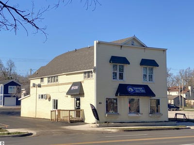 /international/us/810-e-front-street-traverse-city-mi-110107604224/