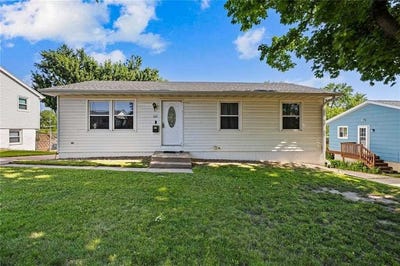 /international/us/105-e-clark-st-hiawatha-ia-110100675189/