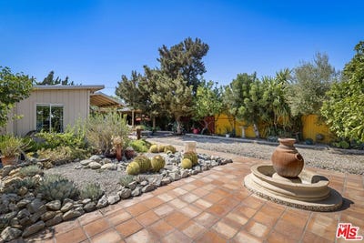 /international/us/6033-fulcher-ave-los-angeles-ca-110120030609/