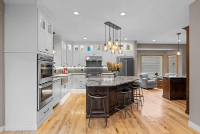 /international/us/1435-wildflower-lane-chaska-mn-110120042575/