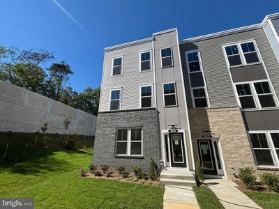 /international/us/18024-alicia-avenue-dumfries-va-110108218385/