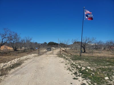 /international/us/3567-cave-wells-rd-lot-1721-fort-mckavett-tx-110089758265/