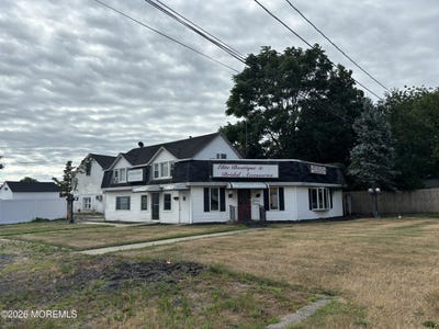 /international/us/1900-state-route-35-wall-nj-110108208248/