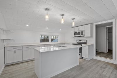 /international/us/47-railroad-ave-rowley-ma-110108976339/