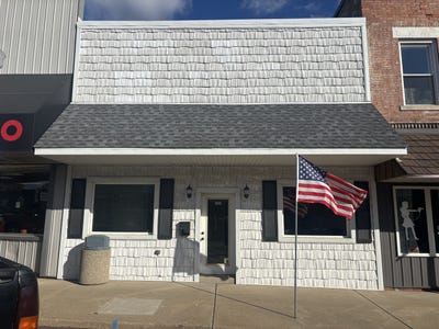 /international/us/320-n-main-street-roanoke-il-110103626602/