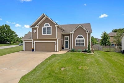 /international/us/1209-n-3rd-street-e-louisburg-ks-110100219331/
