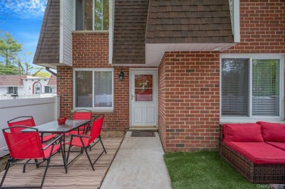 /international/us/144-golf-lane-medford-ny-110107958788/