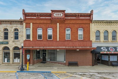 /international/us/107-4th-street-baraboo-wi-110105531758/