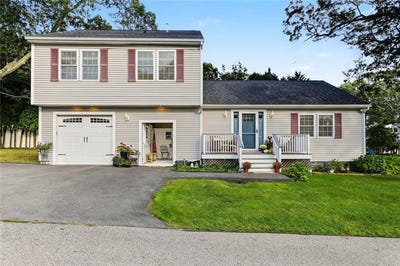 /international/us/23-shadbush-trail-narragansett-ri-110119987081/