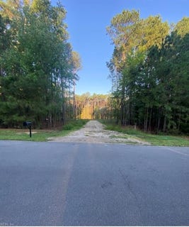 /international/us/438-lawnes-neck-drive-smithfield-va-110110389500/