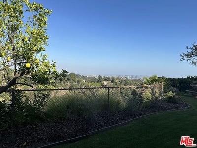 /international/us/1212-roberto-ln-los-angeles-ca-110107483322/