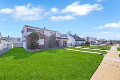 /international/us/38-cliff-lane-levittown-ny-110099097340/?lang=en