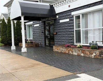 /international/us/413-high-street-bristol-ri-110099825636/