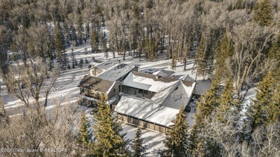/international/us/8910-porter-loop-jackson-wy-110104789712/