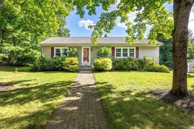 /international/us/18-center-circle-plaistow-nh-110107463953/