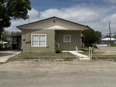 /international/us/502-w-dignowity-del-rio-tx-110107805393/