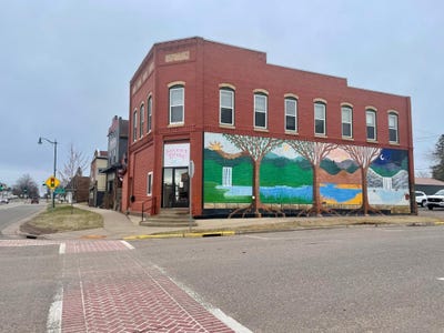 /international/us/114-4th-ave-s-park-falls-wi-110098989011/