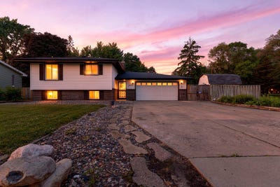 /international/us/2515-hillview-road-mounds-view-mn-110108568928/
