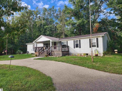 /international/us/3560-pine-tree-drive-weidman-mi-110109902651/
