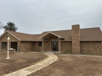 /international/us/703-n-9th-carrizo-springs-tx-110105333513/