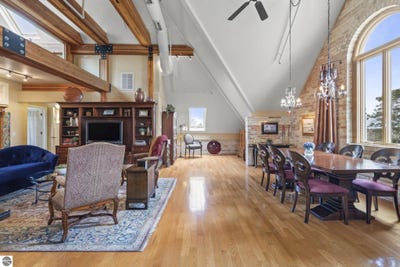 /international/us/830-cottageview-drive-403-traverse-city-mi-110108010721/