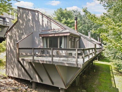 /international/us/18-middle-village-way-tannersville-pa-110086319942/