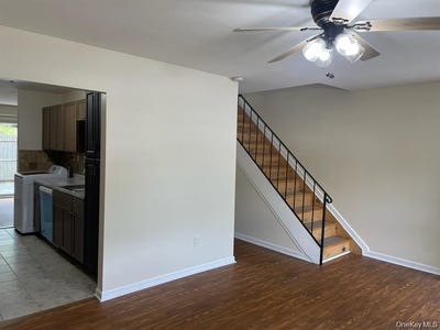 /international/us/95-hill-court-calverton-ny-110105412139/