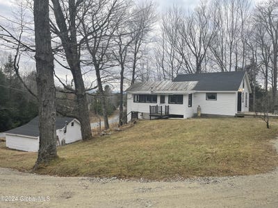 /international/us/261-fox-hill-road-edinburg-ny-110095900621/