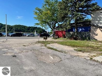 /international/us/531-main-street-frankfort-mi-110094296108/