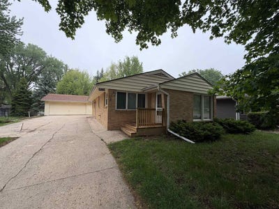 /international/us/1609-e-9th-street-sheldon-ia-110108120385/